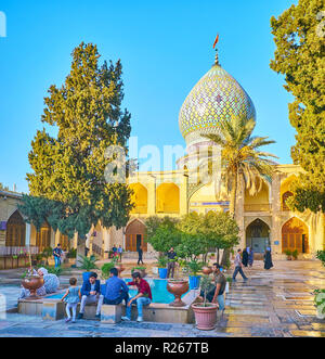 SHIRAZ, IRAN - Oktober 12, 2017: die Schönheit des Imamzadeh Ali Ibn Hamzeh heiligen Schrein mit herrlichem bauchigen Kuppel, mit Mosaik Muster bedeckt, auf Stockfoto