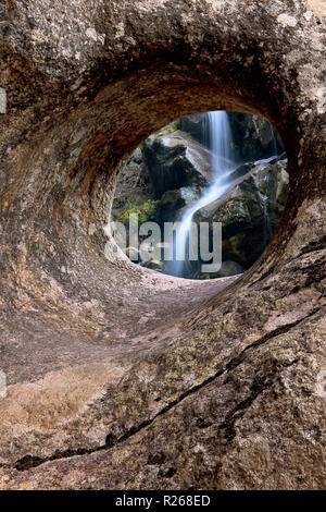 Wasserfall durch das Loch in der Boulder, White Mountains National Forest, New Hampshire, USA Stockfoto