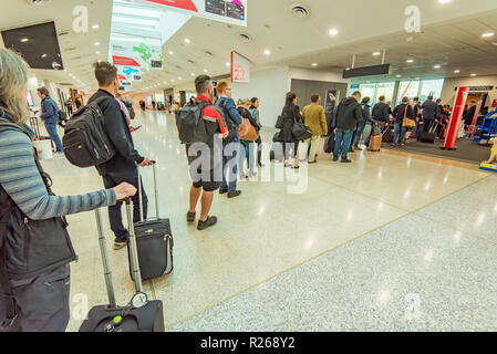 Menschen aufgereiht auf einem inländischen Flug am Flughafen Melbourne Tullamarine in Australien Stockfoto