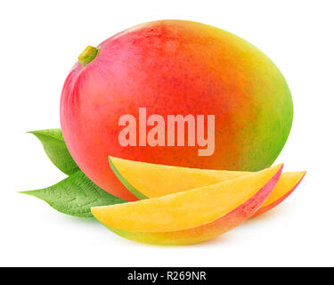 Isolierte Mango. Eine ganze Mango-Frucht mit verlässt isolierten auf weißen Hintergrund mit Beschneidungspfad Stockfoto