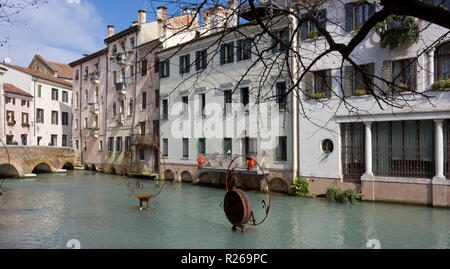 TREVISO, Italien - 6. März 2014: Einige moderne Kunstwerke in einen Kanal in der Altstadt Stockfoto