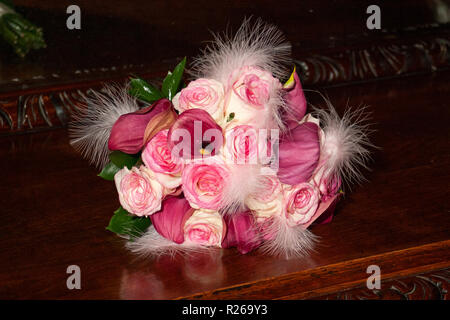 Rot, Rosa und Weiß Brautstrauß auf einen hölzernen Tisch bei Hochzeit Stockfoto