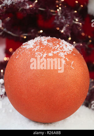 Christmas Ball auf verschneiter Oberfläche für Festival eingerichtet Stockfoto