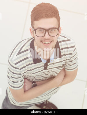 Die Aussicht von oben. erfolgreiche junge Mann mit Brille mit Kamera suchen Stockfoto