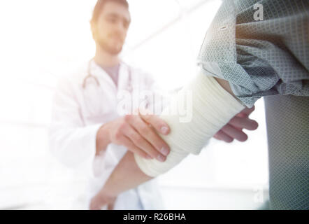 Orthopäde beruhigt seine Patientin. Stockfoto