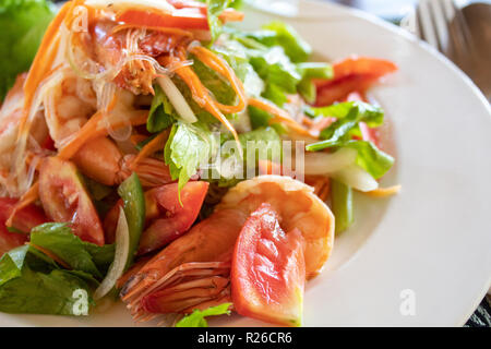 Glas Nudelsalat mit Garnelen, Tomaten, Koriander Stockfoto