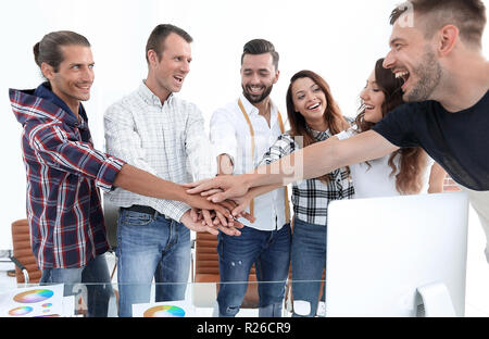 Handshake Kollegen in Creative Studio Stockfoto