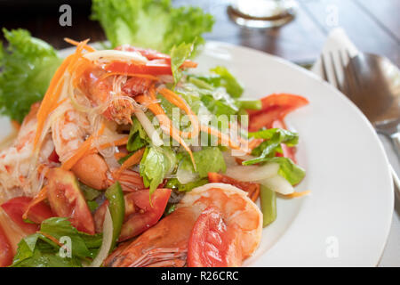 Glas Nudelsalat mit Garnelen, Tomaten, Koriander Stockfoto