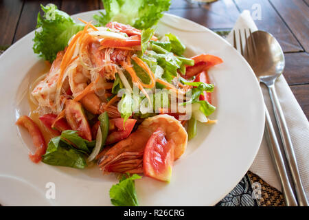 Glas Nudelsalat mit Garnelen, Tomaten, Koriander Stockfoto