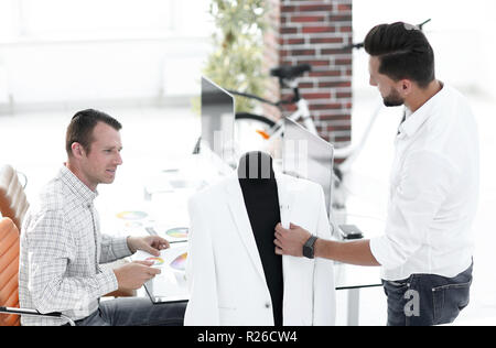 Menswear Designer im Studio arbeitet. Stockfoto