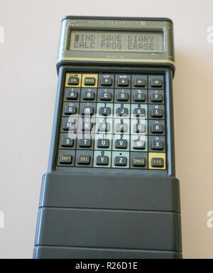 Altmodische vintage Engländer Psion II CM Pocket Computer mit 6x6 Tastatur, populär in den 1980er Jahren Stockfoto