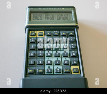 Vintage Engländer Psion Organizer II CM Pocket Computer, populär in den 1980er Jahren Stockfoto