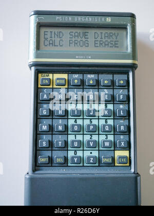 Vintage Engländer Psion Organizer II CM Pocket Computer, populär in den 1980er Jahren Stockfoto