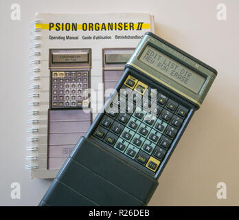 Vintage Engländer Psion Organizer II CM Pocket Computer mit Ring gebunden, populär in den 1980er Jahren Stockfoto