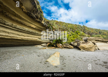 Wilde Steilküsten auf der Truman Track, in der Nähe von Punakaiki und Greymouth. Paparoa Nationalpark, Neuseeland Stockfoto