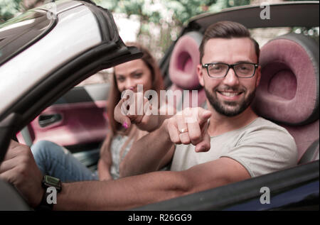 Liebespaar in einem Cabrio auf Sie Stockfoto