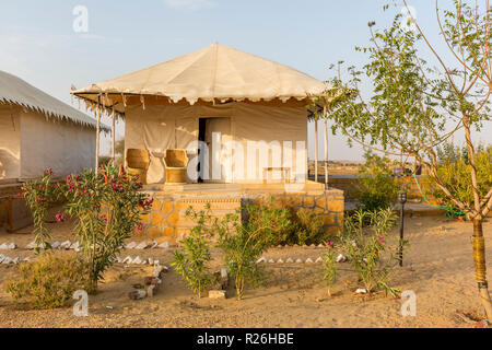 Blick auf ein Zelt Haus am Sam Sanddünen in der Goldenen Stadt Jaisalmer in den Wüstenstaat Rajasthan im Westen Indiens Stockfoto