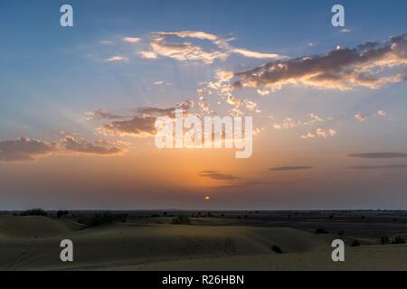 Blick auf die untergehende Sonne gegen die Sam Sanddünen in der Wüste von Rajasthan im Westen Indiens Stockfoto