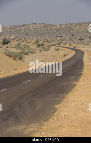 Kurvenreiche Straße in den Wüstenstaat Rajasthan in Indien Stockfoto