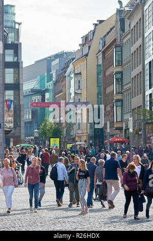 Touristen und Bewohner in einer beliebten Einkaufsstraße im Zentrum von Leipzig. Stockfoto