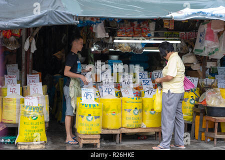 Verschiedene Reissorten verkauft auf einem Markt in der Kohlenstoffmarkt, Cebu City abgewürgt. Könnte auch als Konzept Bild illustriert Preiserhöhung verwendet werden. Stockfoto