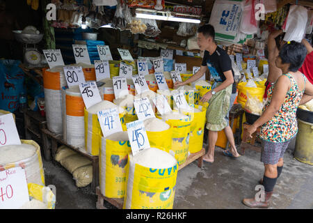 Verschiedene Reissorten verkauft auf einem Markt in der Kohlenstoffmarkt, Cebu City abgewürgt. Könnte auch als Konzept Bild illustriert Preiserhöhung verwendet werden. Stockfoto