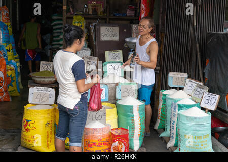 Verschiedene Reissorten verkauft auf einem Markt in der Kohlenstoffmarkt, Cebu City abgewürgt. Könnte auch als Konzept Bild illustriert Preiserhöhung verwendet werden. Stockfoto