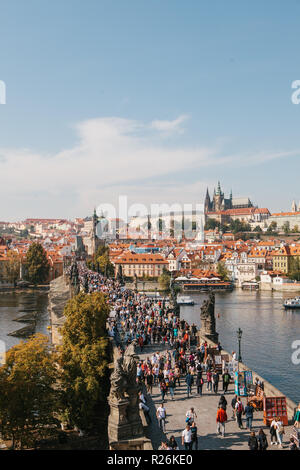 Prag September 29, 2018: Schöne Luftaufnahme von der Karlsbrücke und andere traditionelle alte Architektur in Prag in der Tschechischen Republik. Stockfoto