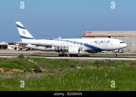 El Al Israel Airlines Boeing 777-258/ER (REG: 4X - EZB) Landebahn 13, ankommen für Malerarbeiten bei ACM Malta. Stockfoto