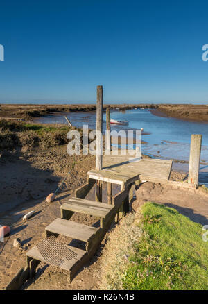 Eine Reihe von alten hölzernen Schritte auf einem bootssteg an morston Creek auf der Küste von Norfolk. Stockfoto