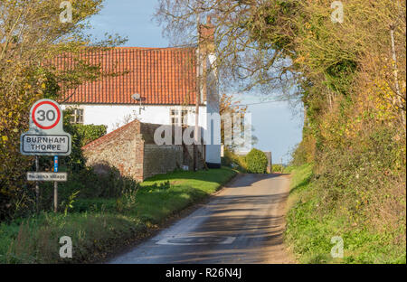 Burnham thorpe Dorf in Norfolk mit dem Ortsschild und Nelson Village links zu Geschichte. Stockfoto