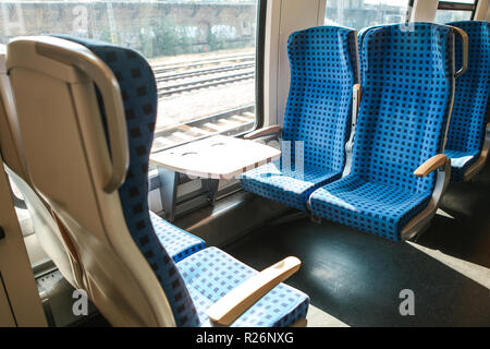 Das Innere des Zuges in Deutschland Menschen für lange und kurze Entfernungen zu bewegen. Sitzung am Fenster. Stockfoto