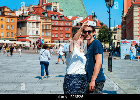 Warschau, Polen - 30. Juli 2018: Junges Paar die selfie am Schlossplatz in Warschau in Polen Stockfoto