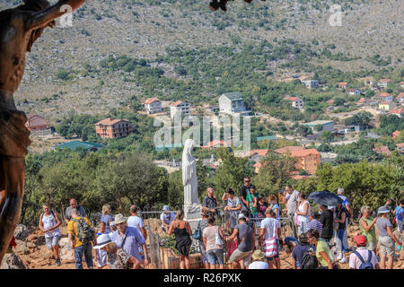 Erscheinung (Berg) Hügel, Medjugorje, August 2013. Die Statue Unserer Lieben Frau an der Stelle, wo im Jahr 1981 eine Erscheinung von mehreren Leuten gesehen wurde. Stockfoto