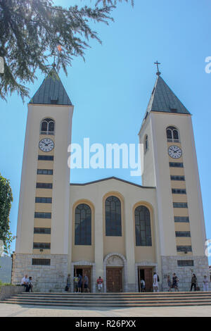 Eingang Aussicht auf die beeindruckende Kirche von St James mit seinen zwei Türmen/Clock towers an einem sonnigen Tag. Stockfoto