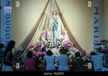 Medjugorje, August 2013. Gemeindemitglieder und Pilger beten vor einer Statue der Madonna in der Kirche von St. James. Stockfoto