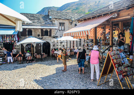 August 2013, Mostar. Touristen entspannen und Einkaufen in den gepflasterten Straßen im historischen Teil der Stadt. Stockfoto