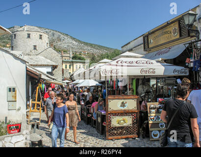 August 2013, Mostar. Touristen entspannen und Einkaufen in den gepflasterten Straßen im historischen Teil der Stadt. Stockfoto