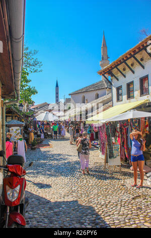 August 2013, Mostar. Touristen entspannen und Einkaufen in den gepflasterten Straßen im historischen Teil der Stadt. Stockfoto