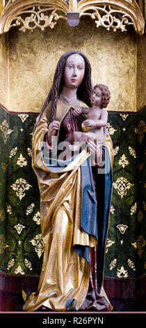 Eine Statue der Jungfrau Maria mit dem Jesuskind in der Basilika St. Giles (Aegidius, Gilles) in Bardejov. Stockfoto