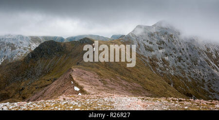 Auf Stob Verbot in der westlichen Mamores, Schottland Cloud Stockfoto