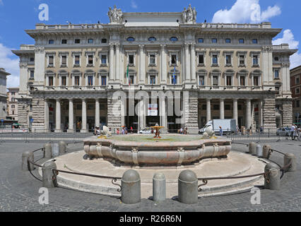 Rom, Italien, 30. JUNI 2014: Galleria Alberto Sordi Einkaufspassage in der Via del Corso in Rom, Italien. Stockfoto