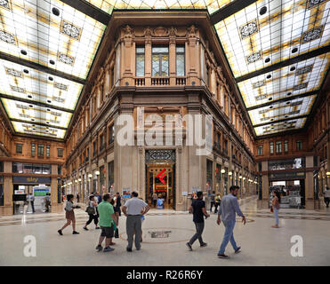 Rom, Italien, 30. JUNI 2014: Einkäufer in der Galleria Alberto Sordi Einkaufspassage Interieur in Rom, Italien. Stockfoto