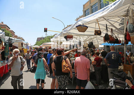 Rom, Italien, 29. JUNI 2014: Leute Surfen für günstige Taschen und Bekleidung an der Porta Portese Sonntag Flohmarkt in Rom, Italien. Stockfoto