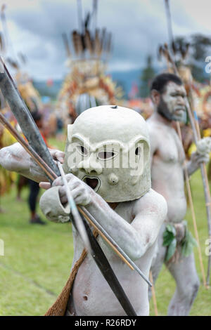 Asaro Mann mit markanten Schlamm Maske führt an der Goroka Festival. Stockfoto