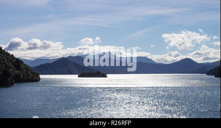 Querformat des Queen Charlotte Sound von Picton, Neuseeland. Stockfoto