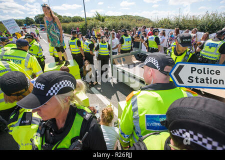 Gillian Kelly und drei Generationen ihrer Familie erfolgreich besiegen die Polizei und verwalten, um außerhalb der Cuadrilla Fracking Website auf Preston Ne lock-on Stockfoto