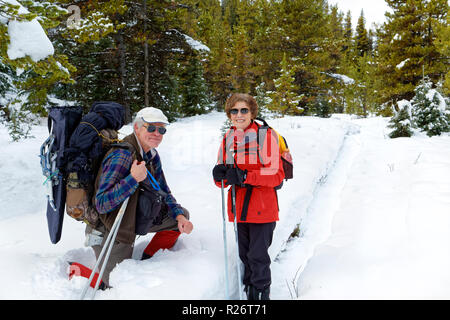 42,755.09656 Paar Mann Frau 2 Personen Wandern Wandern Wandern Schneeschuhwandern im verschneiten Winter Nadelwald Stockfoto