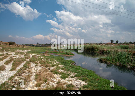 Witbank, Südafrika: eine Gemeinde direkt neben einem Bach durch Wasserverschmutzung durch beide Acid Mine Drainage und einer defekten Kläranlage betroffen. Dieses Bild ist Teil einer größeren Körper der Arbeit zum historischen Bergbau Umwelt, Wasserressourcen und Gemeinschaften in Südafrika beeinflusst haben. Der Fotograf produzierte auch eine groß angelegte Ausstellung und Buch mit dem Titel "Eine Säure Fluß läuft durch ihn "von wählt dieses Materials. Foto: Eva-Lotta Jansson Stockfoto