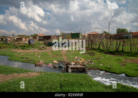 Witbank, Südafrika: eine Gemeinde direkt neben einem Bach durch Wasserverschmutzung durch beide Acid Mine Drainage und einer defekten Kläranlage betroffen. Dieses Bild ist Teil einer größeren Körper der Arbeit zum historischen Bergbau Umwelt, Wasserressourcen und Gemeinschaften in Südafrika beeinflusst haben. Der Fotograf produzierte auch eine groß angelegte Ausstellung und Buch mit dem Titel "Eine Säure Fluß läuft durch ihn "von wählt dieses Materials. Foto: Eva-Lotta Jansson Stockfoto